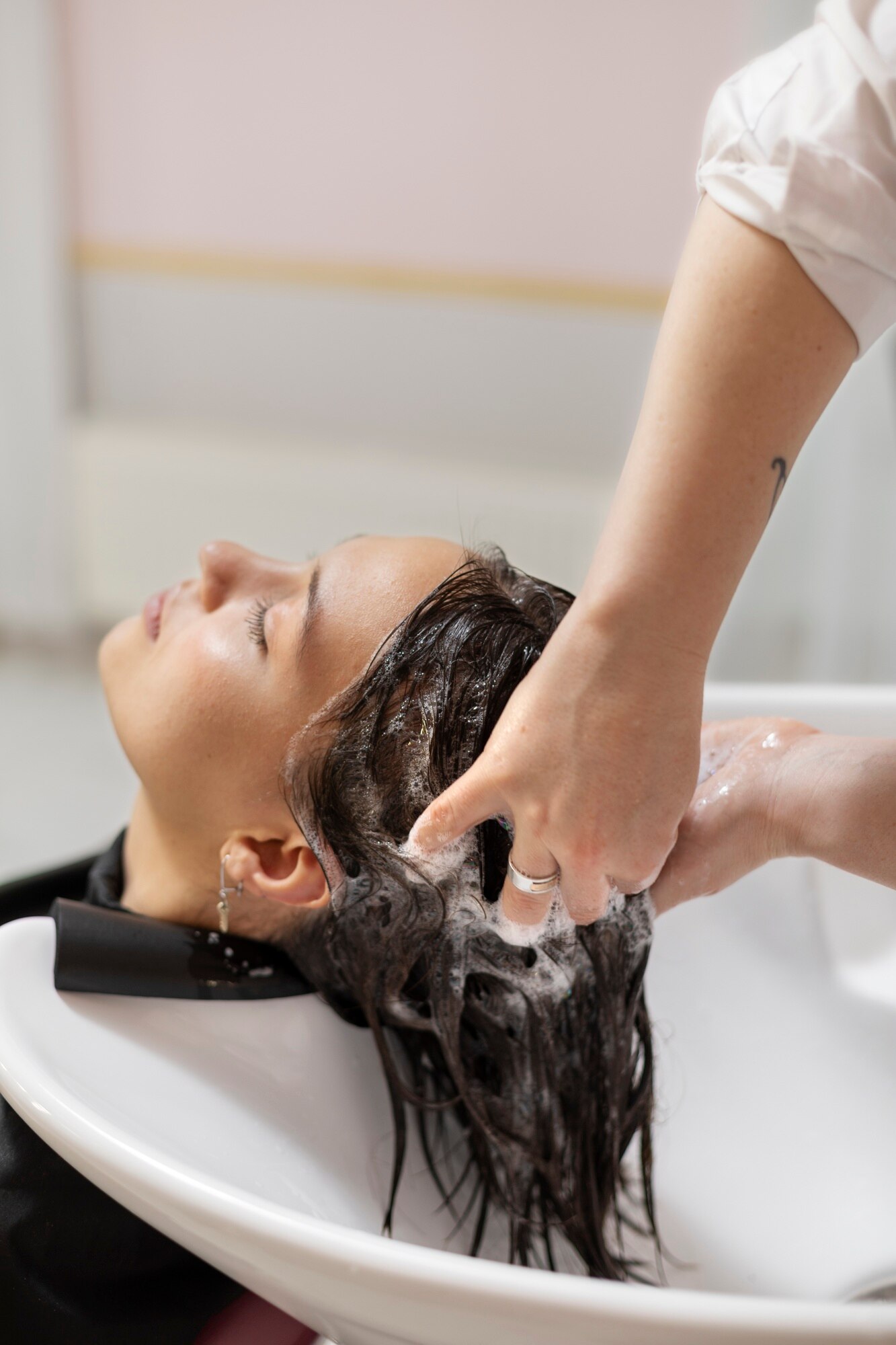 mujer-recibiendo-tratamiento-peluqueria