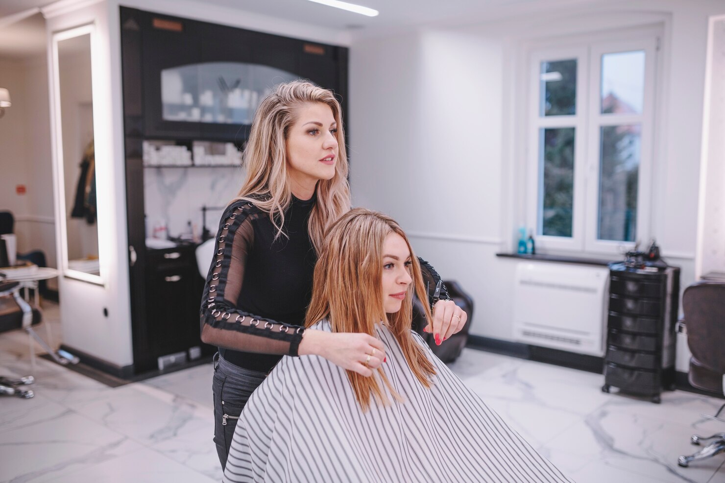 peluquera-cliente-salon